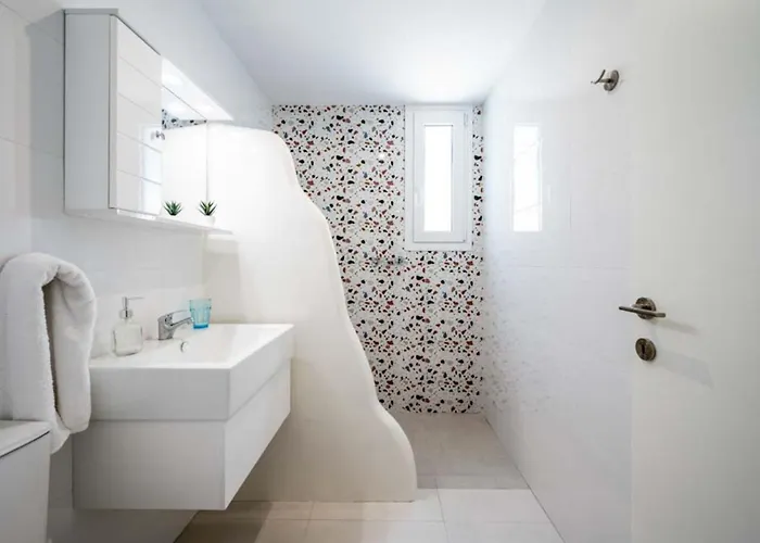 Xenos 7 With A Private Pool Near The Sea Τιγκάκι