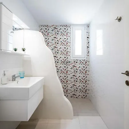 Xenos 7 With A Private Pool Near The Sea Τιγκάκι